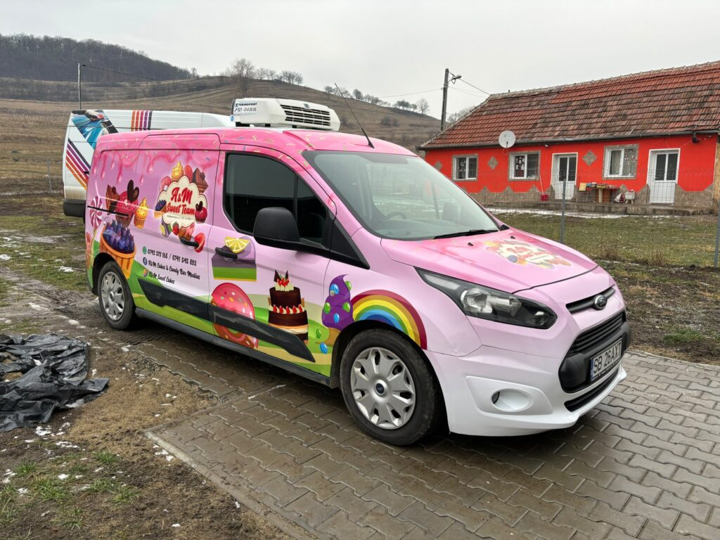 Furgonă colantată integral, design colorat - vedere laterală
