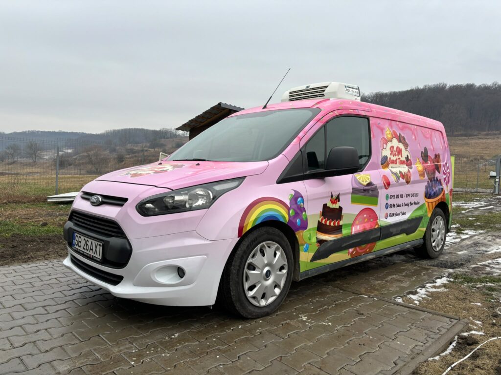 Furgonă colantată integral, design colorat pentru brand de cofetărie
