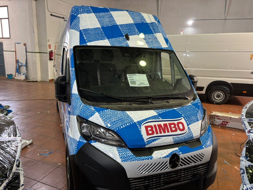 Furgonă colantată cu brand Bimbo - colantare publicitară