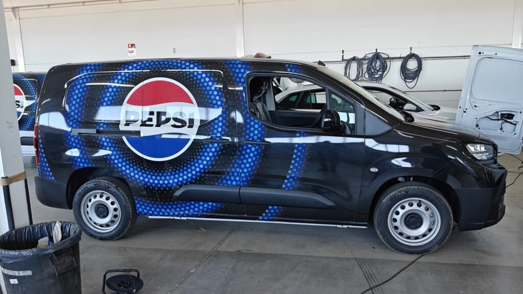 Furgonă colantată integral cu brand Pepsi - colantare publicitară