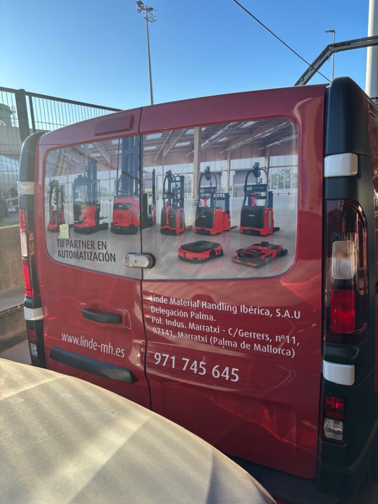 Furgonă de flotă colantată integral pentru companie de logistică