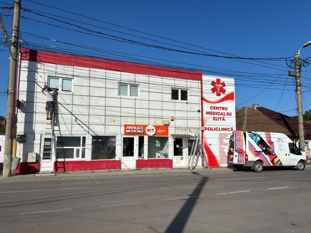 Clădire comercială cu fațadă colantată complet - WrapCustom