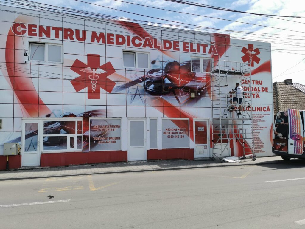 Aplicare folie de colantare pe fațada unei clădiri comerciale - WrapCustom
